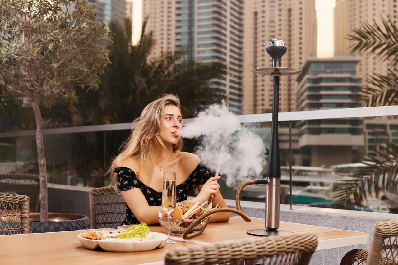 Hotel Crowne Plaza Dubai Marina By Ihg Zewnętrze zdjęcie A woman smoking a hookah