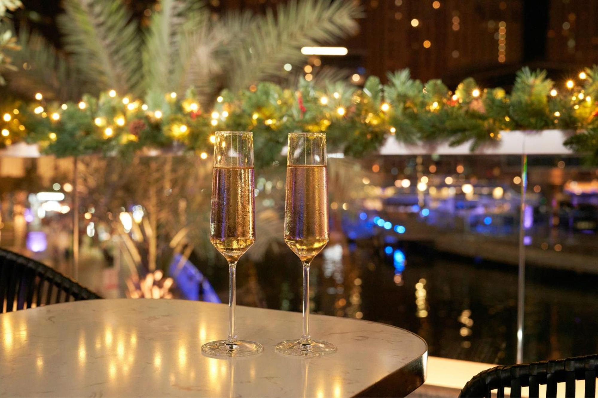 Hotel Crowne Plaza Dubai Marina By Ihg Zewnętrze zdjęcie Champagne flutes