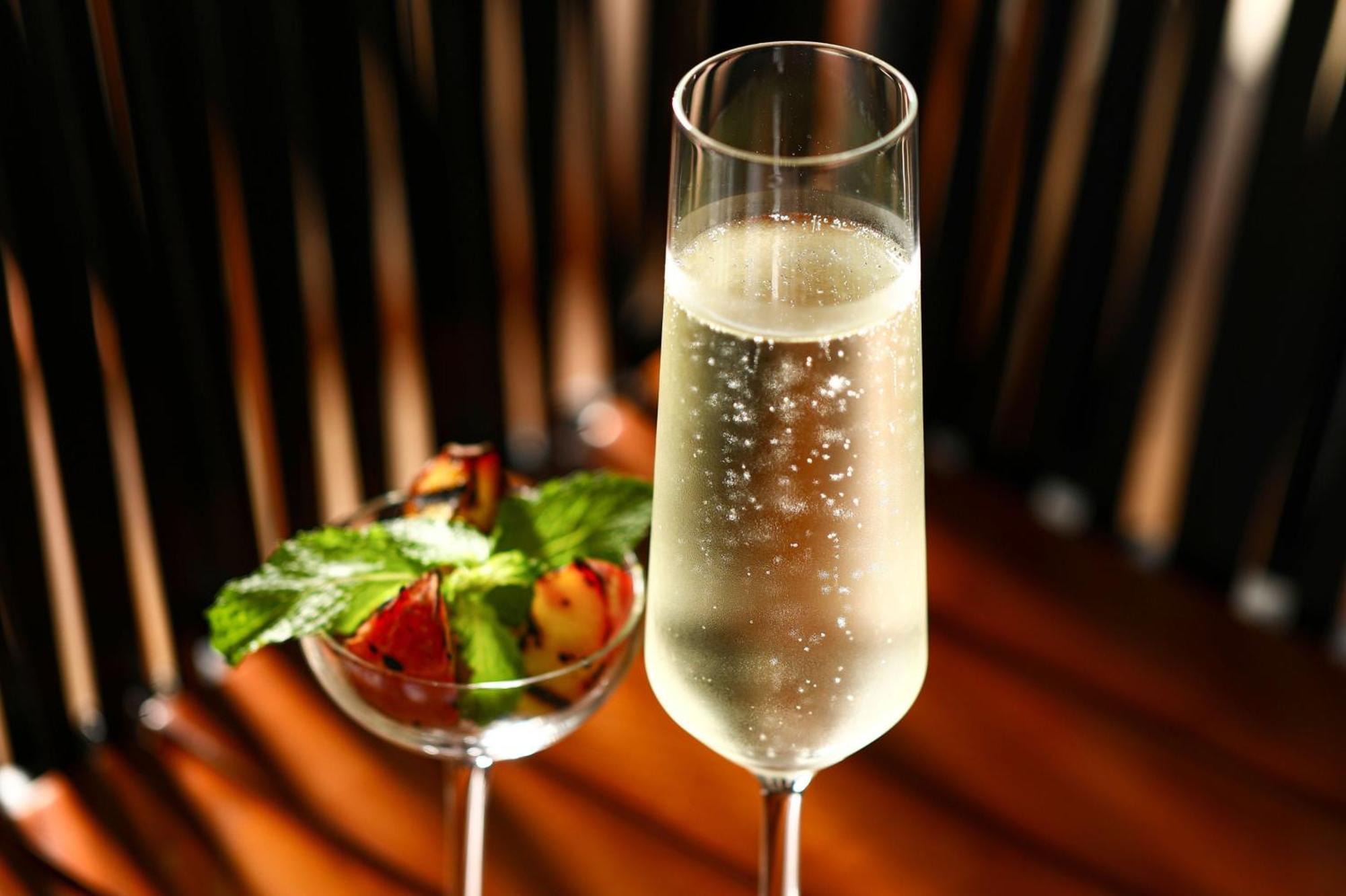 Hotel Crowne Plaza Dubai Marina By Ihg Zewnętrze zdjęcie A glass of sparkling wine