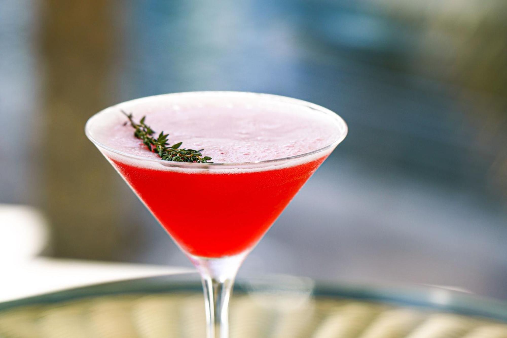 Hotel Crowne Plaza Dubai Marina By Ihg Zewnętrze zdjęcie A cosmopolitan garnished with a sprig of thyme