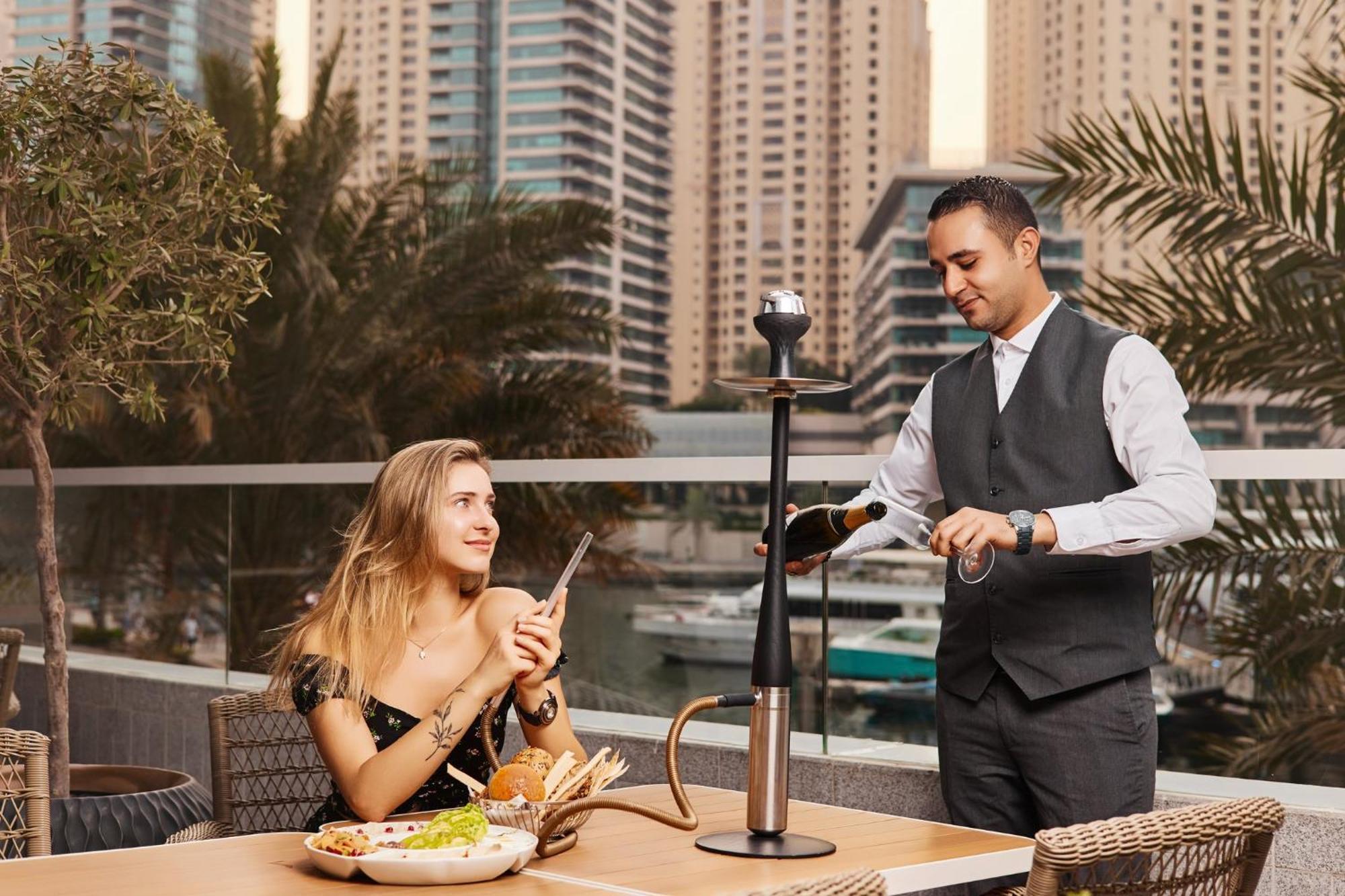 Hotel Crowne Plaza Dubai Marina By Ihg Zewnętrze zdjęcie A waiter serving a guest