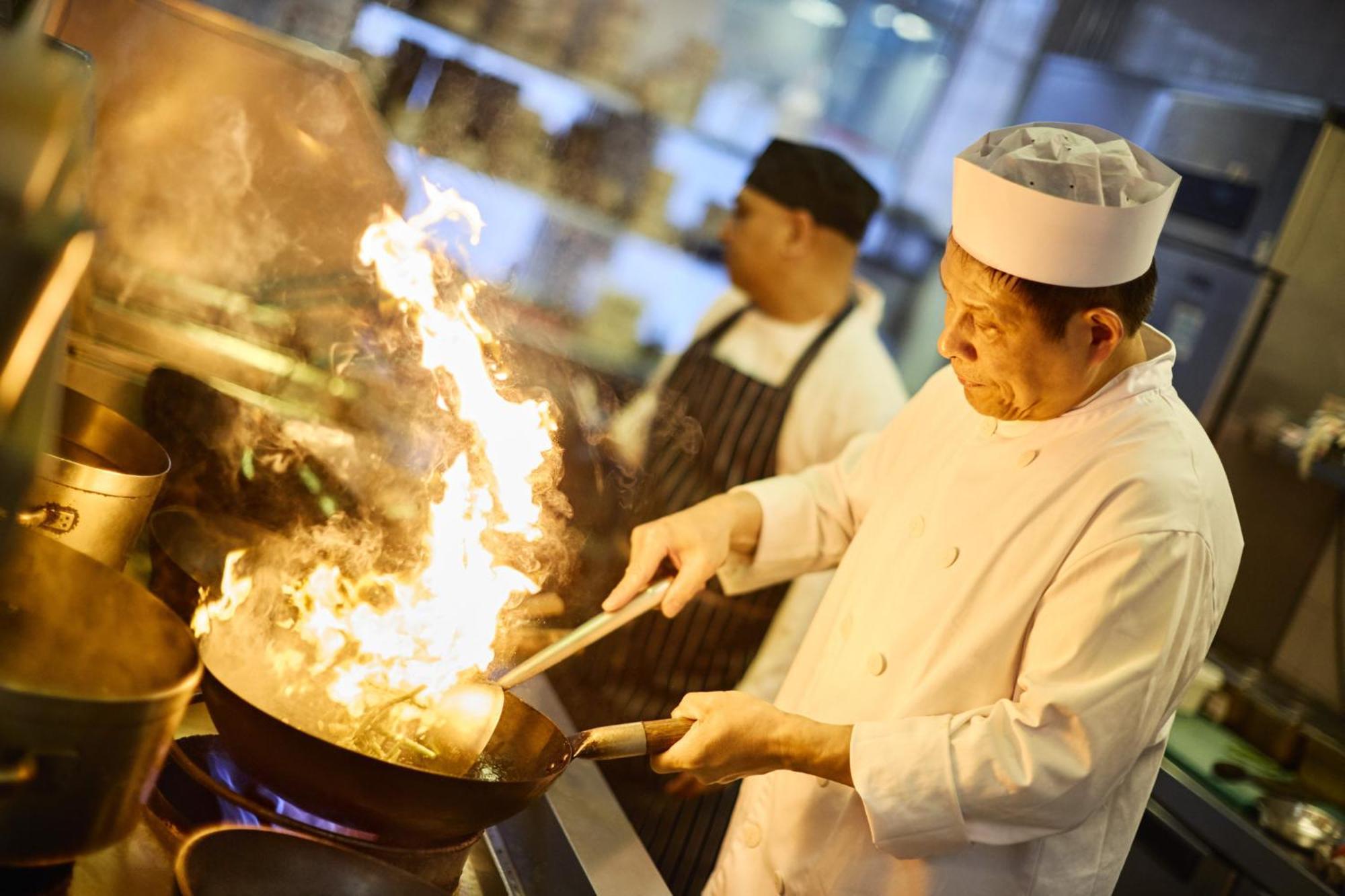 Hotel Crowne Plaza Dubai Marina By Ihg Zewnętrze zdjęcie A wok being used in a restaurant kitchen